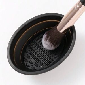 NWT collapsible silicone makeup brush cleaning bowl